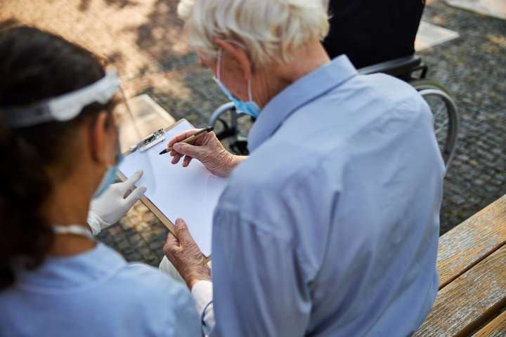 Como levar um idoso para fazer exames em hospitais de São Paulo com segurança